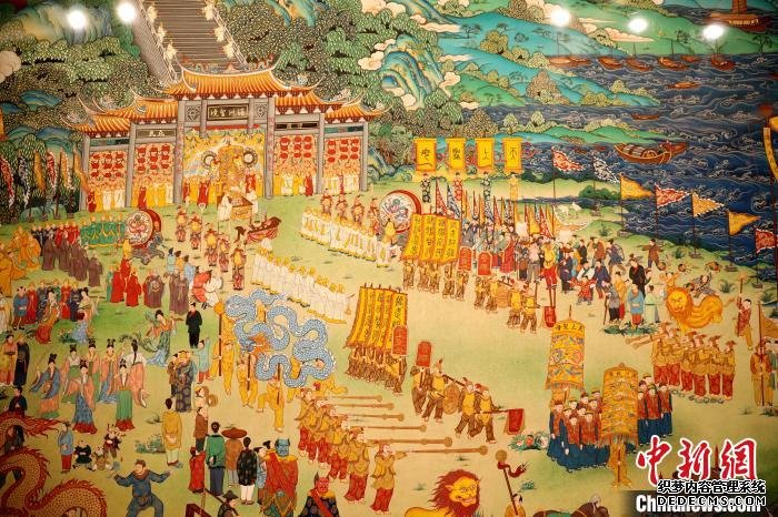 画作《神昭海表》中呈现妈祖祭祀大典中万民朝圣的盛况。　李思源 摄